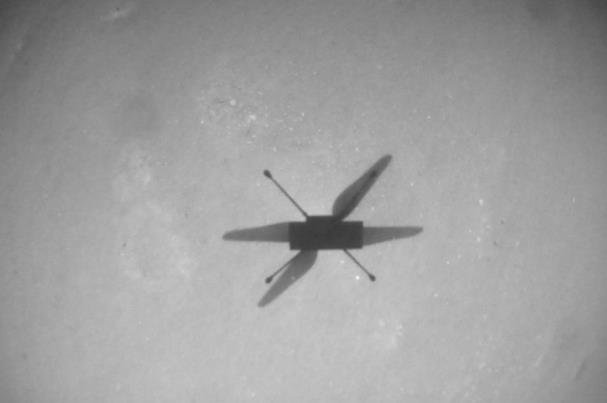 美国宇航局的火星直升机在红色星球上空的第10次飞行中超过1英里.jpg