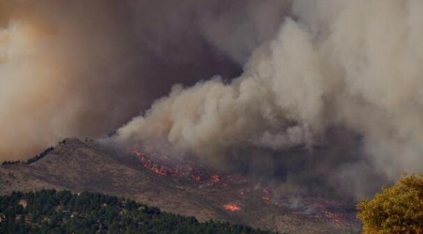 卡尔伍德野火的第一天，这是科罗拉多州博尔德县有史以来最大的野火.jpg