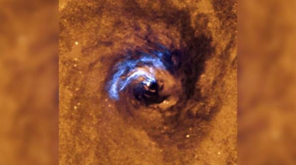 超大质量黑洞可能是令人惊讶的食客？为什么黑洞上面有尘埃丝？.jpg