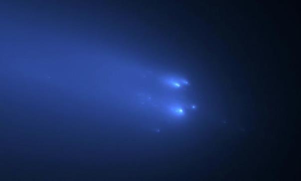太阳轨道飞行器穿过一颗解体的彗星的尾部.jpg