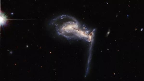 哈勃太空望远镜拍摄到三个星系相互撕裂的惊人图像.jpg