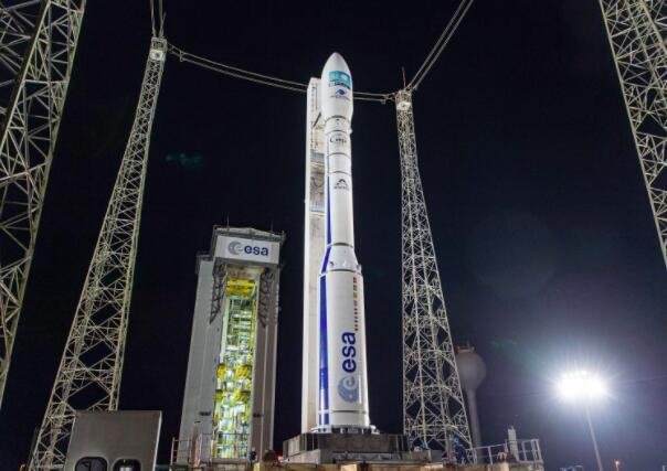 2021 年 8 月 16 日，在法属圭亚那库鲁的欧洲航天港，移动龙门架从发射台收回，Vega 准备升空.jpg