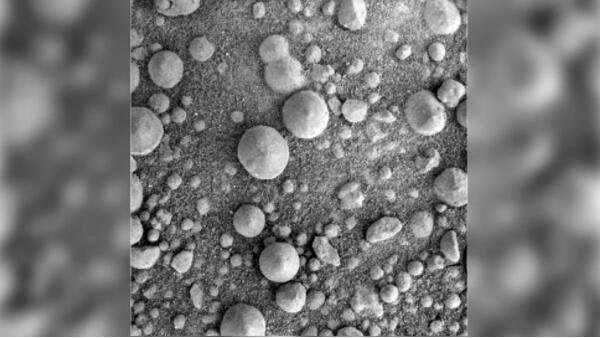 火星探测车机遇号于 2006 年 8 月 30 日拍下了这张赤铁矿“蓝莓”的照片.jpg