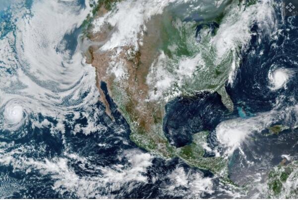 在这张卫星视图中，北美被4场风暴和野火烟雾包围.jpg