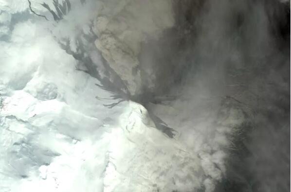 阿拉斯加三座火山同时喷发 目前并未对当地社区构成威胁.jpg