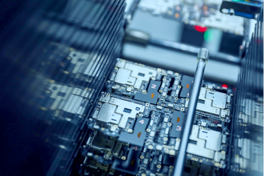 城市街道與高樓大廈

中度可信度描述已自動(dòng)生成