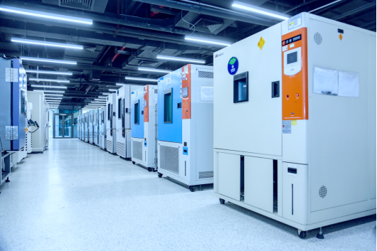 火車停在站臺(tái)邊

低可信度描述已自動(dòng)生成