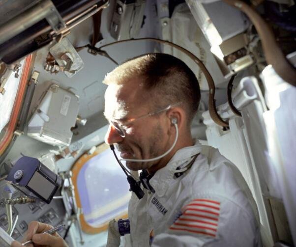1968 年 10 月，阿波罗 7 号宇航员沃尔特·坎宁安 (Walt Cunningham) 用第一批在太空中使用的费舍尔太空笔书写.jpg