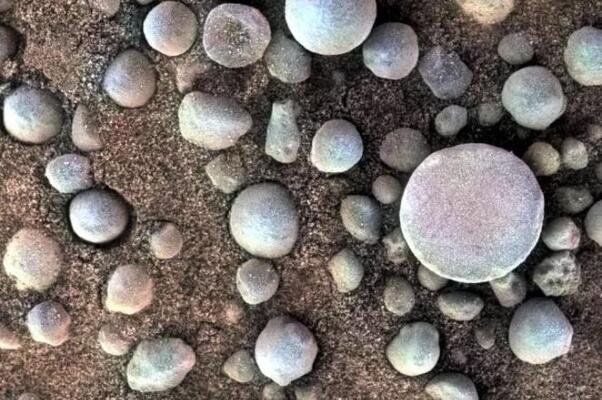 新研究表明火星“蓝莓”可能含有古代水的迹象.jpg