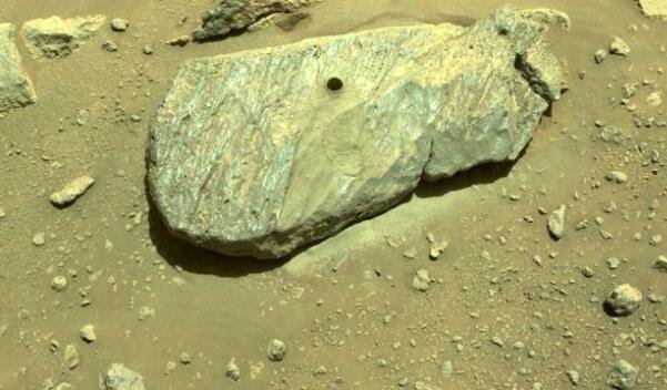 毅力号火星车在第二次尝试中成功收集火星岩石核心。.jpg