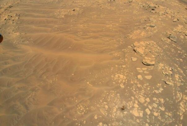 这张火星 Jezero 陨石坑“South Séítah”地区沙丘、巨石和岩石露头的图像是由 NASA 的 Ingenuity Mars Helicopter 在 2021 年 8 月 16 日的第 12 次飞行中拍摄的.jpg