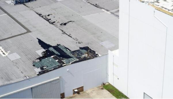 美国宇航局米丘德装配设施 103 号楼的屋顶持续受损.jpg