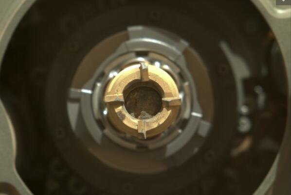 这张由 NASA 的毅力火星探测器于 2021 年 9 月 1 日拍摄的图像显示了机器人钛采样管中的一个取芯样本.jpg