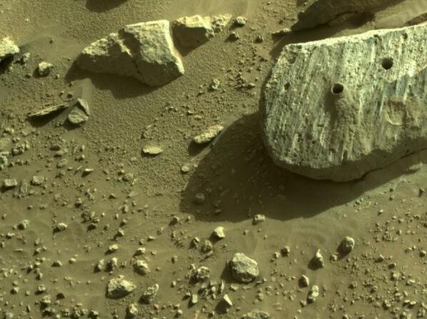 美国宇航局的毅力漫游车从这颗红色星球岩石中收集了两个钻出的样本，任务团队称之为“罗切特”.jpg
