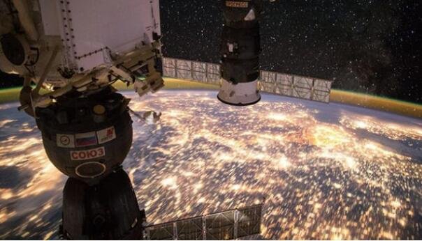 国际空间站 (ISS) 上的远征 49 号机组人员在夜间进行的地球观测.jpg