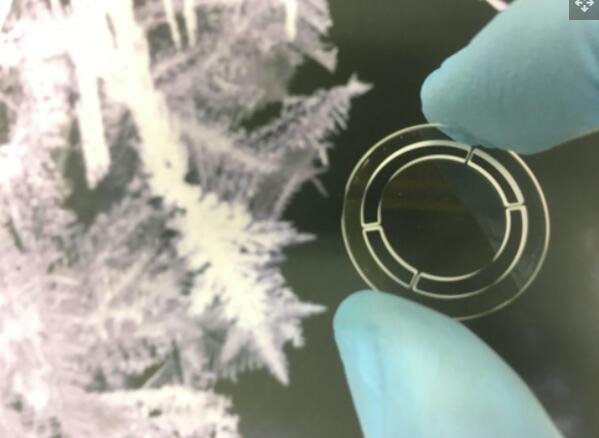 这张图片显示了引力波探测器的微小晶体心脏，这是一个没有连接任何电极的裸谐振器.jpg