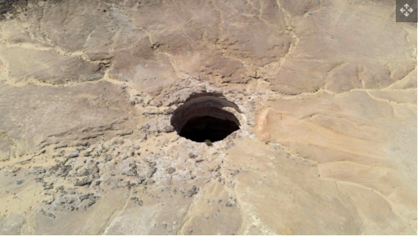 探洞者在也门的“地狱之井”中发现蛇和瀑布 天坑是怎样形成的.png