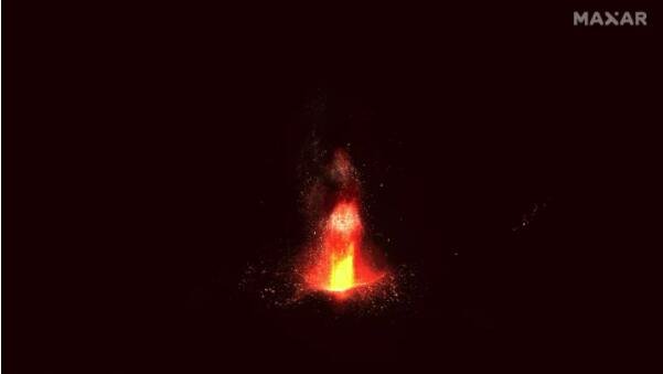 从宇航员和卫星照片中可以看到拉帕尔马火山爆发的地狱般的美景.jpg