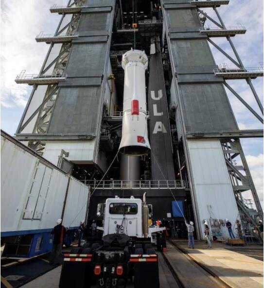 美国宇航局露西任务的联合发射联盟 (ULA) 半人马座用起重机吊入佛罗里达州卡纳维拉尔角太空部队站 41 号航天发射场附近的垂直集成设施.jpg