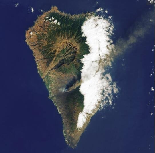 2021 年 9 月 26 日，西班牙拉帕尔马岛 Cumbre Vieja 火山口的活火山喷发冒出浓烟.jpg