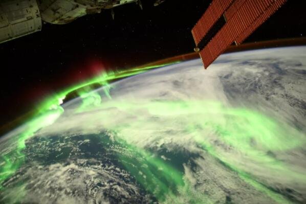 来自太空的令人惊叹的照片 超级明亮的极光照亮了地球的夜晚.jpg