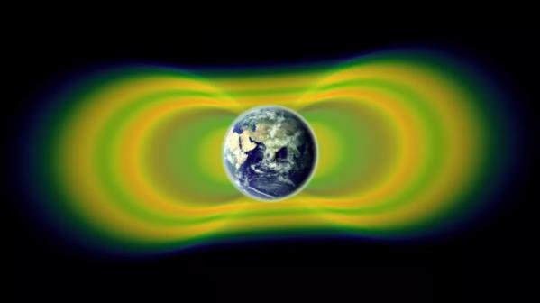 1958 年发现了环绕地球的两条巨大的辐射带，称为范艾伦带.jpg