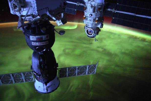 从空间站看到的令人难以置信的绿色烟雾状等离子体漩涡.jpg