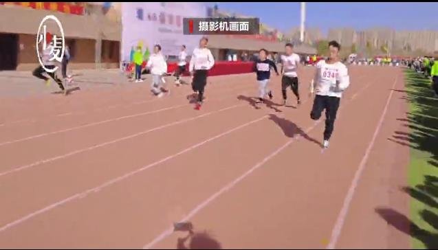 10月23日，新疆喀什。喀什大学运动会预赛上，摄像师狂奔速度快过运动员的视频走红。.jpg