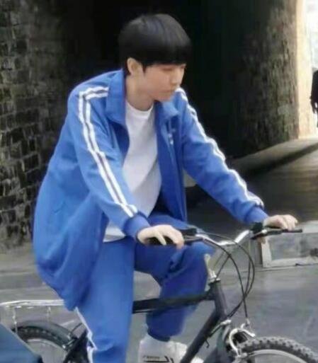 王俊凯新电影刺猬校服路透，身穿校服并骑单车，少年感满满