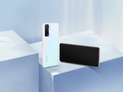 桌子上放著盒子

中度可信度描述已自動(dòng)生成