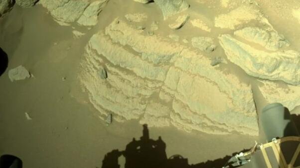 来自火星的新毅力号火星车照片显示了诱人的层状岩石.jpg