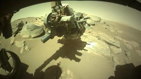 火星上的毅力号火星车在寻找古代水的线索时咬入层状岩石.jpg