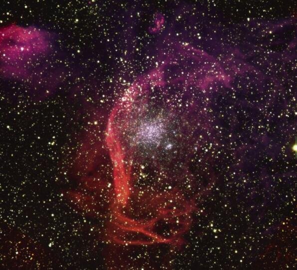 位于大麦哲伦星云中的星团 NGC 1850 的哈勃太空望远镜图像.jpg