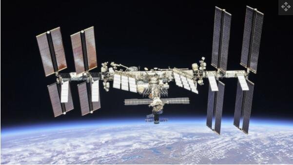 危险 空间碎片迫使空间站上的宇航员在返回的飞船上避难.jpg