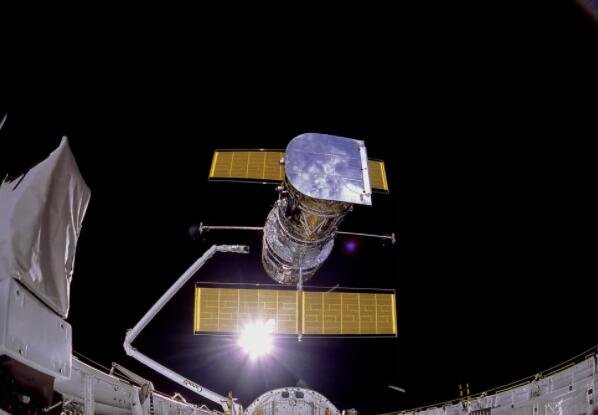 哈勃太空望远镜于 1990 年 4 月 25 日从 NASA 的发现号航天飞机上部署.jpg