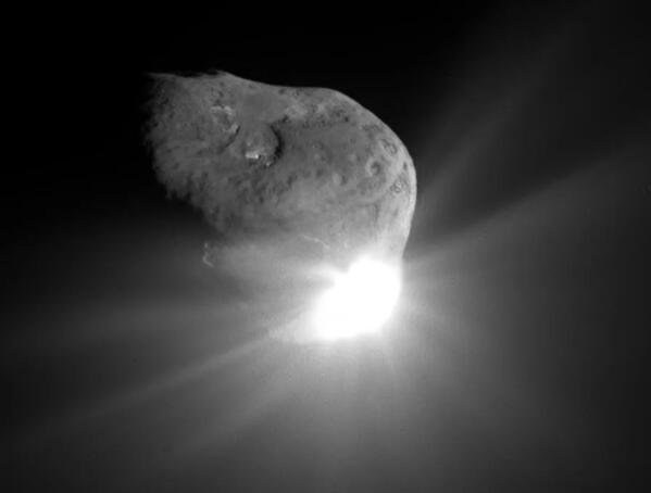 碰撞后 67 秒拍摄的由任务撞击器航天器撞击 Tempel 1 彗星引起的闪光的深度撞击图像.jpg