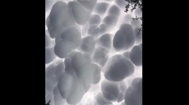 国外网友拍到罕见乳状云：天空犹如“棉花球”堆砌而成