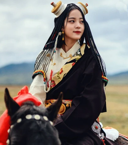 欧阳娜娜在藏族婚礼上当伴娘