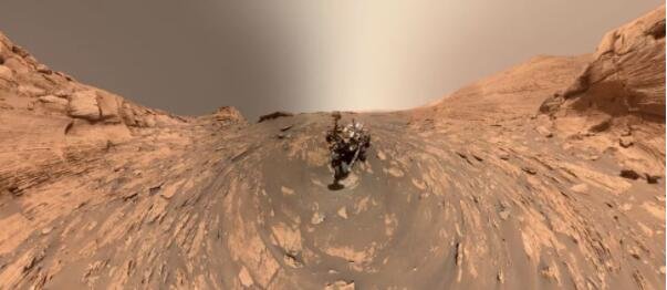 美国宇航局的好奇号火星探测器分享了红色星球的最新全景.jpg