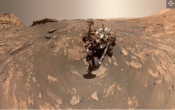 这张全景图由拼接在一起的 81 张独立图像组成，由火星手持镜头成像仪 (MAHLI) 于 2021 年 11 月 20 日拍摄，这是火星车任务的第 3,303 个火星日.jpg