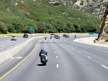 摩托车可以上高速公路吗，摩托车和小车相撞怎么认定是谁的责任