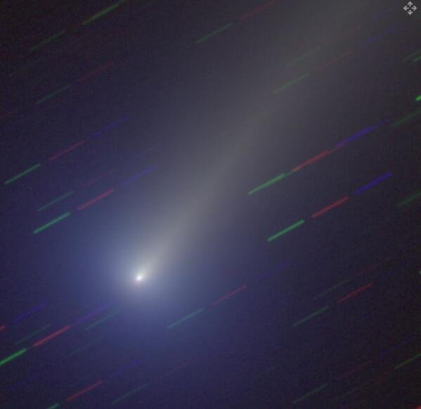 在这张来自欧洲航天局近地天体协调中心使用西班牙 Calar Alto Schmidt 望远镜拍摄的图像中，伦纳德彗星闪耀着光芒.jpg