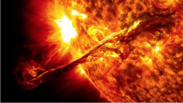 一颗类似太阳的恒星EK Draconis爆发出巨大的等离子球 规模比以往大10倍.jpg