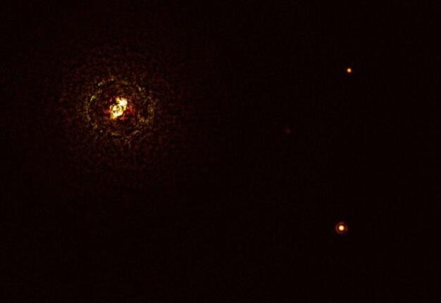 这张图片显示了迄今为止质量最大的行星宿主恒星对，b Centauri（左）和它的巨行星 b Centauri b（右下）.jpg
