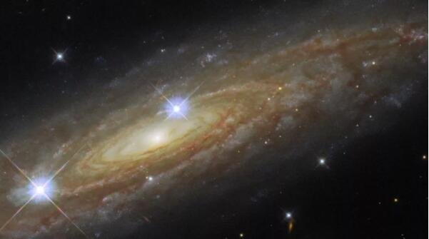 哈勃望远镜显示了螺旋星系闪闪发光的一面.jpg