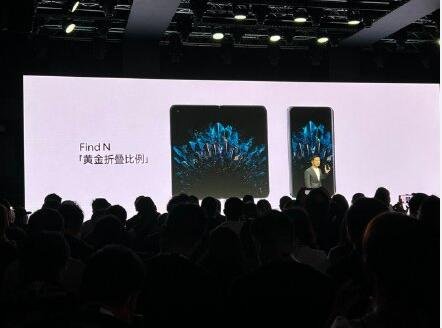 OPPO首款折疊屏.jpg