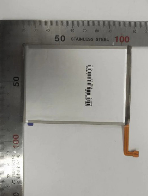 電池實(shí)拍，旁邊有一個(gè)L型鋼尺