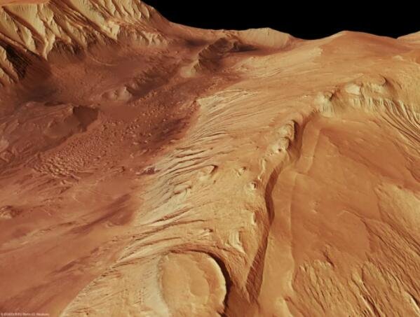 科学家在火星“大峡谷”下发现水冰.jpg