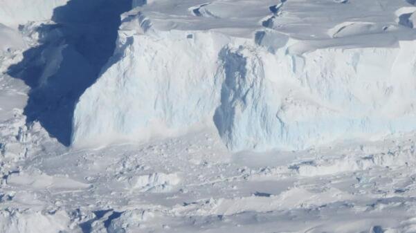 南极洲“末日冰川”可能在3年后完全崩塌 并引发一连串冰川崩塌.jpg