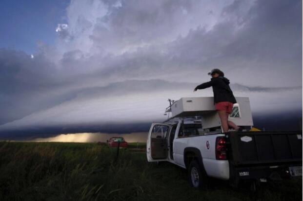 NOAA 和俄克拉荷马合作研究所的一名研究人员准备了一个光探测和测距系统来收集风暴边缘的数据.jpg